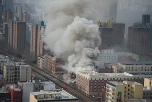 災害時、ライフライン停止が長期化した際には太陽光パネルでも充電できます。（オプション）